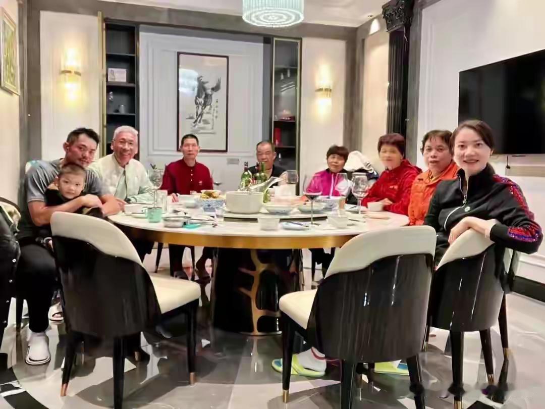 温馨家庭聚餐，共享美好时光！🥳👨‍👩‍👧‍👦🍽️