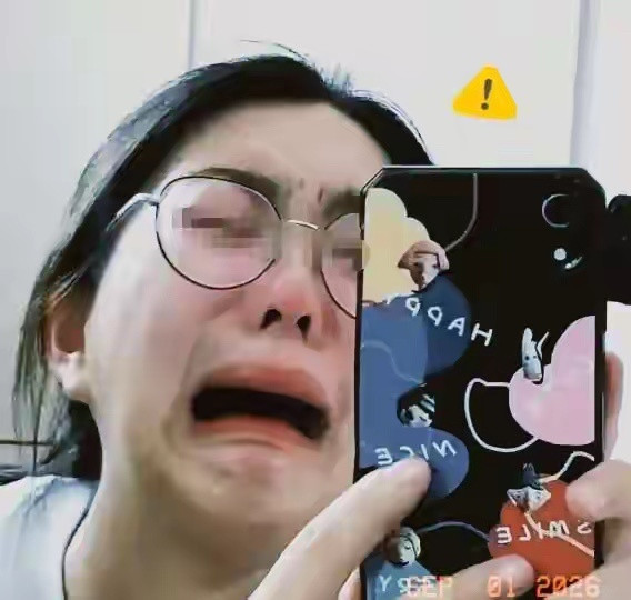 女大学生哭诉光吃饭一个月就要1080块，奶茶化妆品根本不敢想，网友吵翻：是她不懂