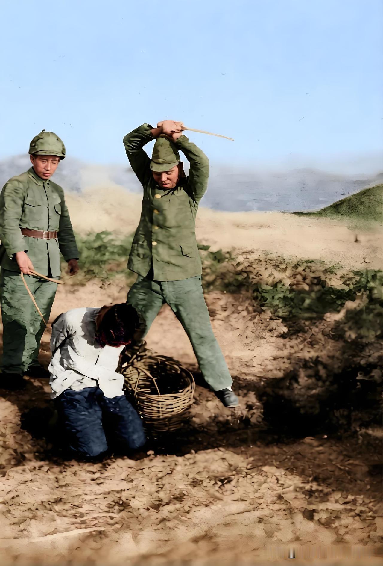 1938年华东沦陷区，两个日军禽兽正在屠杀一名中国妇女。其中一个日本军官双手高
