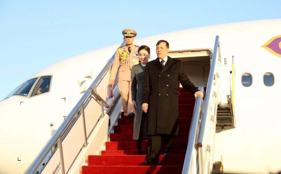 泰国国王抵达北京机场高清照来了，国王陛下脚踩的红毯惹眼！