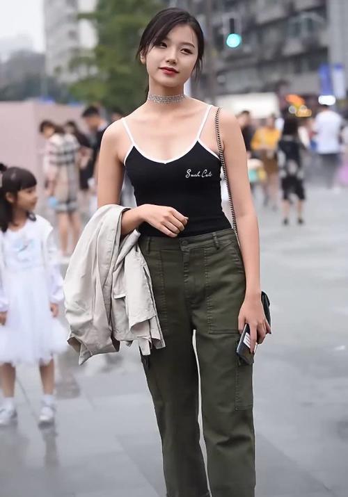 笑话：老公下班装病：“胃疼，今晚不陪酒了。”老婆信了要熬粥，对门大夫邻居买菜路过