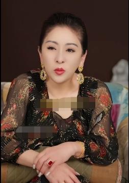 闺蜜的老公出轨了该不该告诉她？向太的回答真是人间清醒啊！她认为不应该告诉闺蜜，她