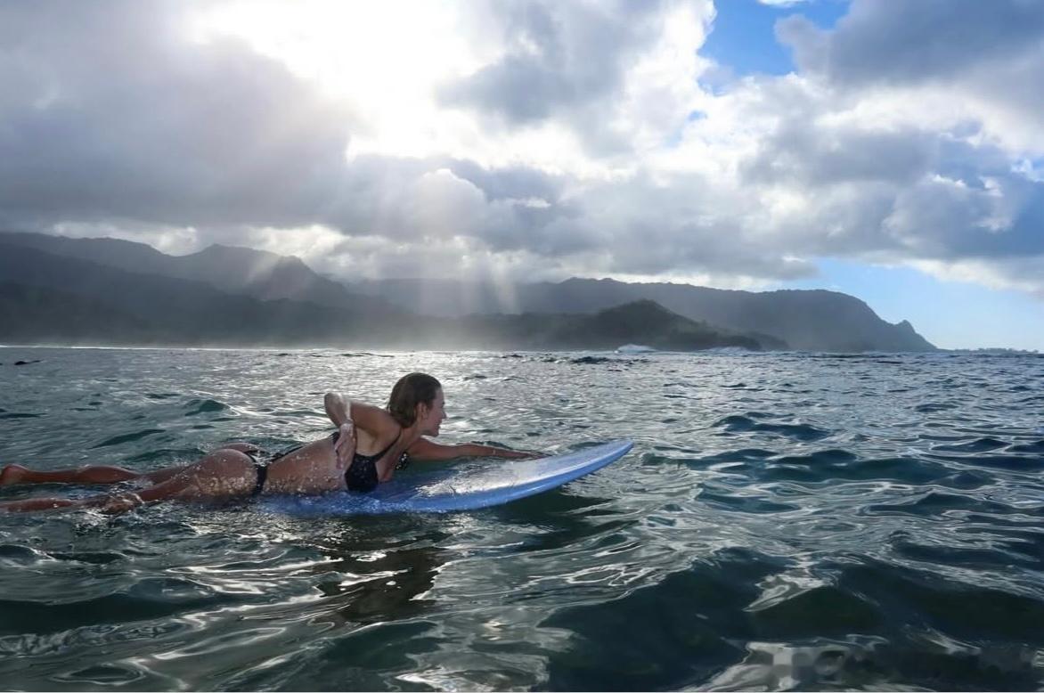 卡琳斯卡娅！继续分享自己在夏威夷度假的照片⛱️Anna估摸着会去岛上一些私人海滩
