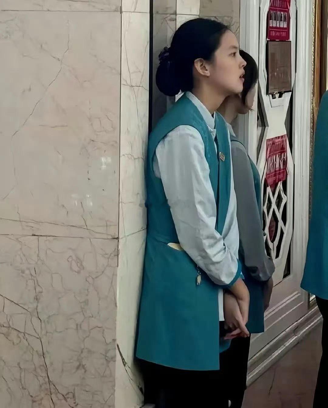 谁能预料到这个服务员将来会成为一个大明星？​​​