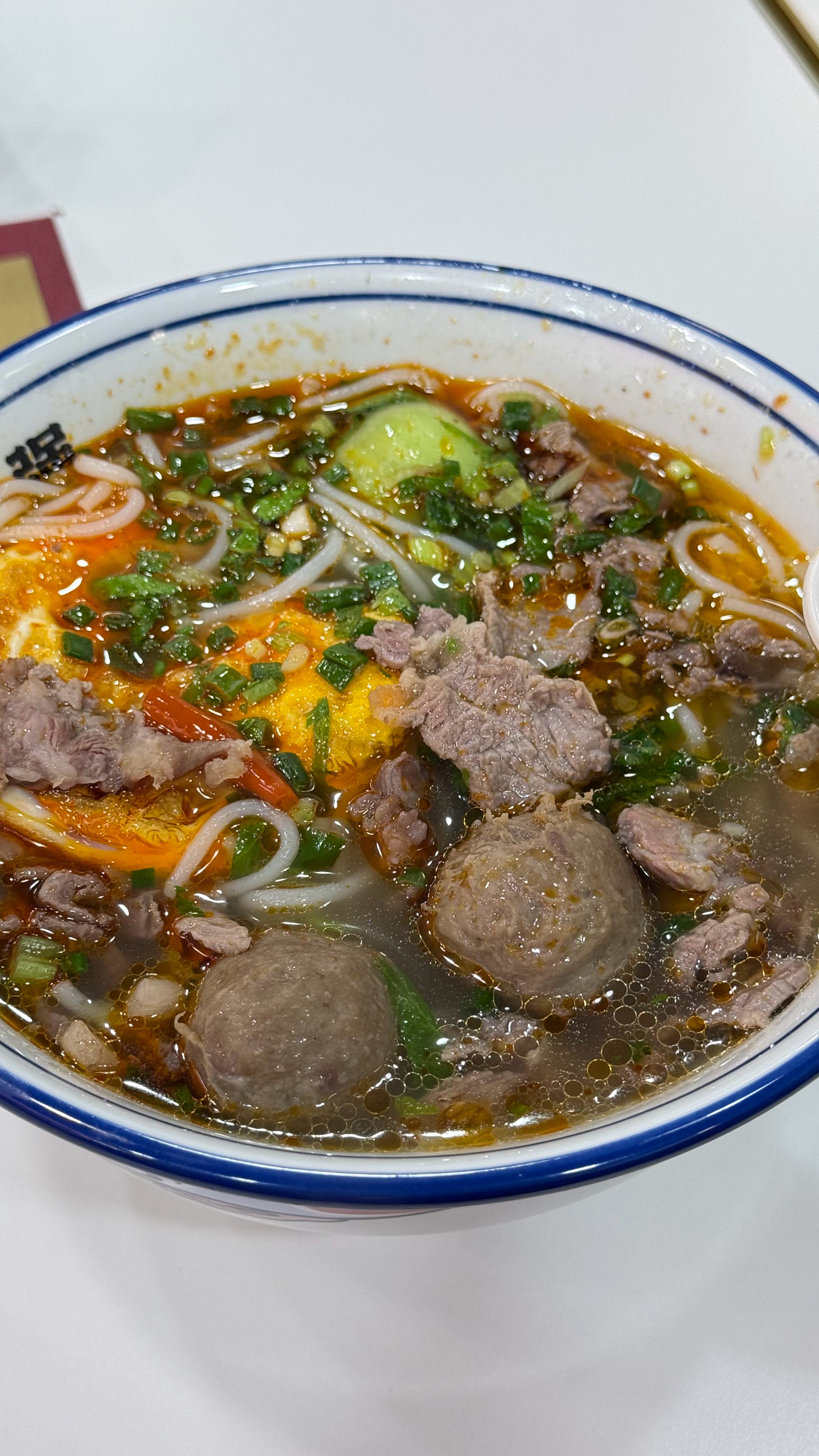 你们晚上吃什么？今天吃牛肉粉大胆加了牛肉丸和煎蛋😋