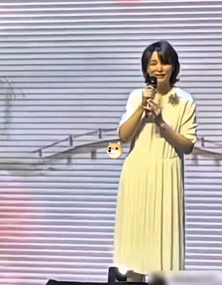 6月22日，董卿在儿子的毕业典礼上演讲，连话筒都不会握了，竟然歪了，胸部下垂明显