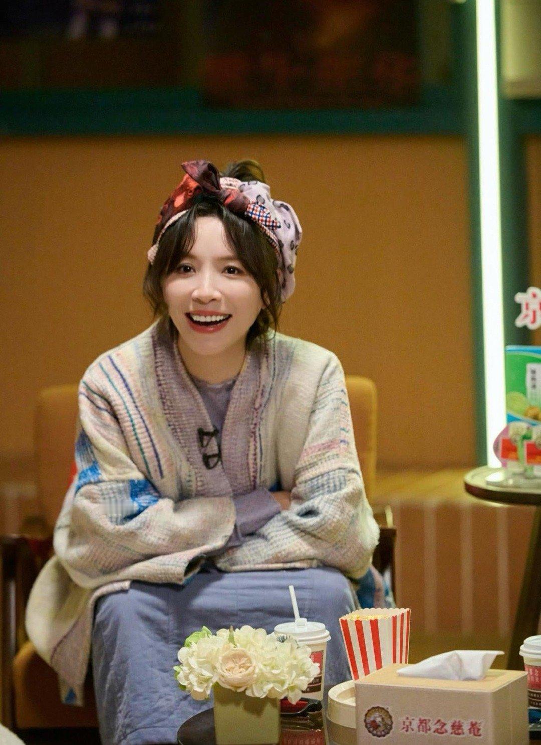 黄雅莉特别喜欢这种“破烂”穿搭，各种碎布条搭在一起，感觉这身衣服又是她自己做的。