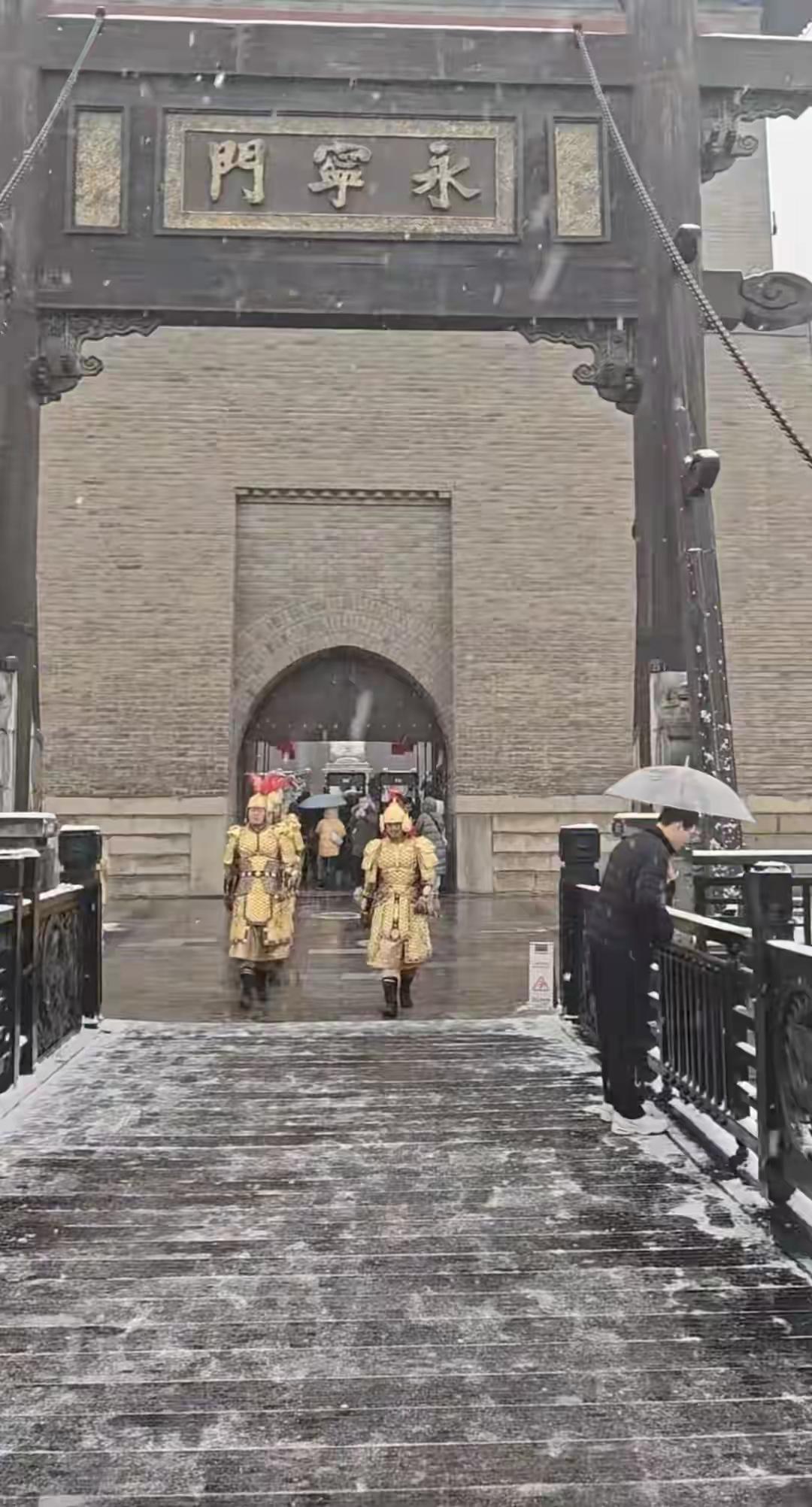 西安突降鹅毛大雪。预计新城区、碑林区、莲湖区、雁塔区、灞桥区、未央区、临潼区、长