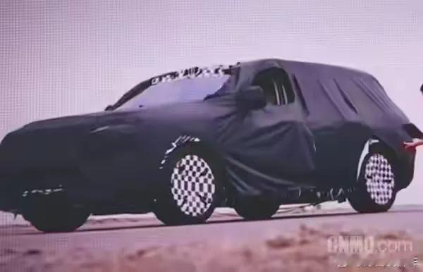 11月24日，有汽车博主发布了一组重度伪装的整车谍照。有网友猜测，该车或为东风与