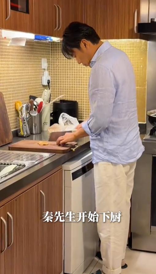 伊能静带女儿老公回娘家，10岁女儿身高158公分，一对小梨涡变美