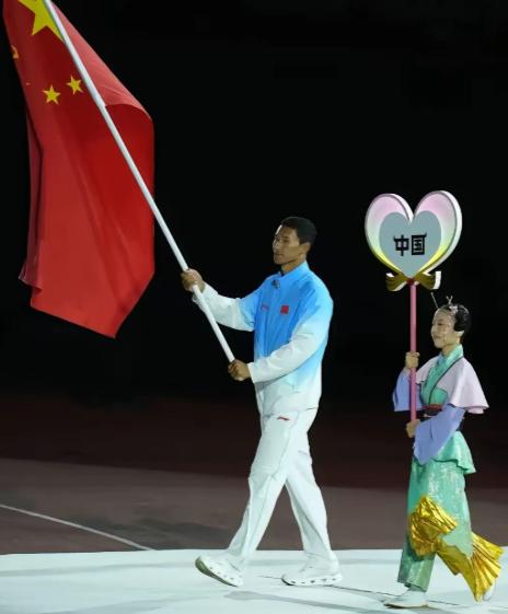 名古屋亚运会闭幕式，中国代表团一出场，我愣住了。 不是因为金牌，而是那个画面