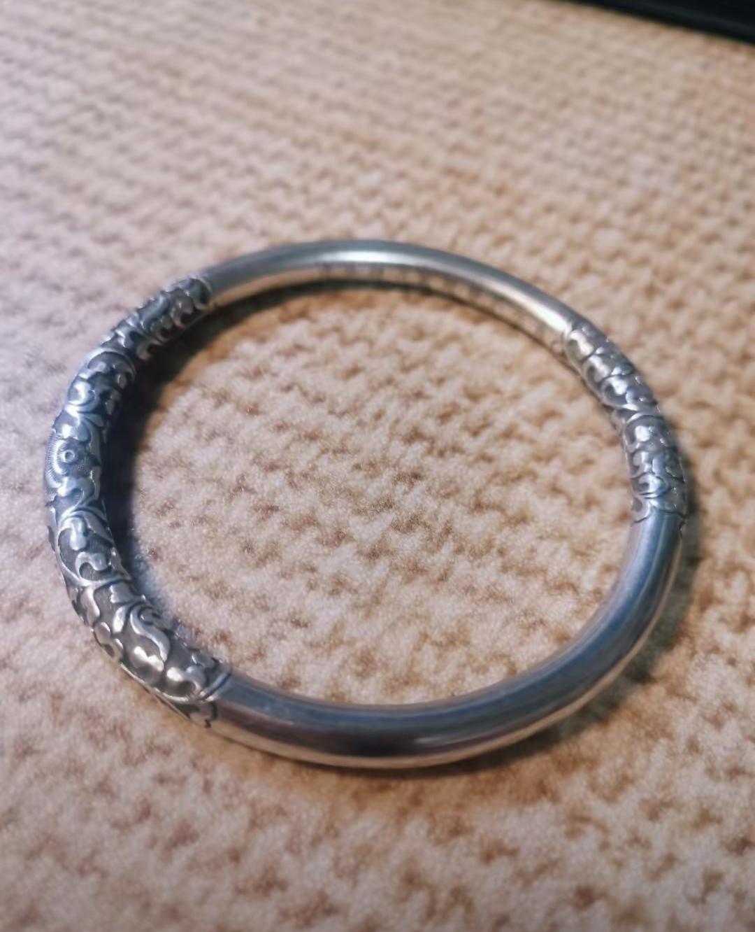 我妈去年六月花六百多买了个50克银手镯，说是轻巧好看。今年一月我帮她查价，同款标