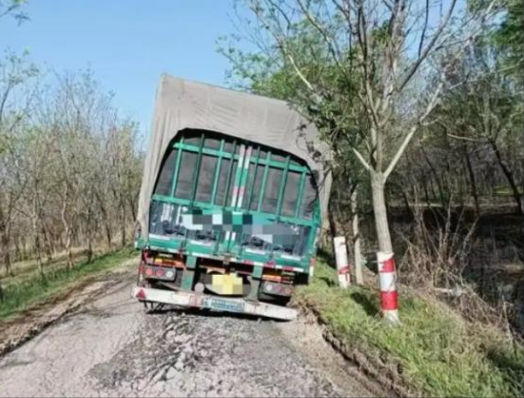 2024年4月，山东滨州，一女子开大货车不慎压塌农村道路。村民索要159万赔偿，