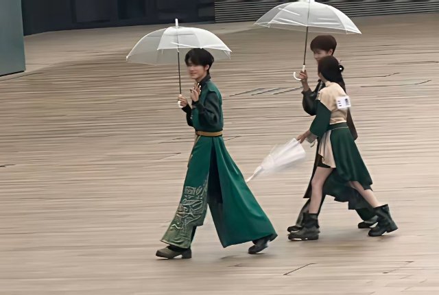 白鹿先在综艺穿了战国袍奔跑吧里白鹿是真想跟李昀锐炒cp明知道所有人在拍，还要收伞
