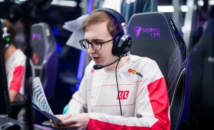 BB四号位Save聊队伍该不该在局势不利的情况下快速敲出GG去打下一把，他称很多