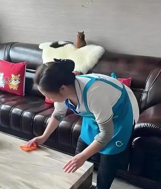 一个保姆在雇主家干了22年，她60岁时，雇主的儿子说：“你年纪大了，我们打算辞退