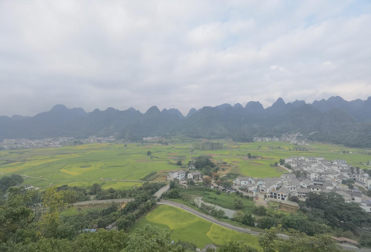 贵州万峰林值得一游吗个人觉得万峰林旅游要是全国各地来就不值得，上山上看就是这样。