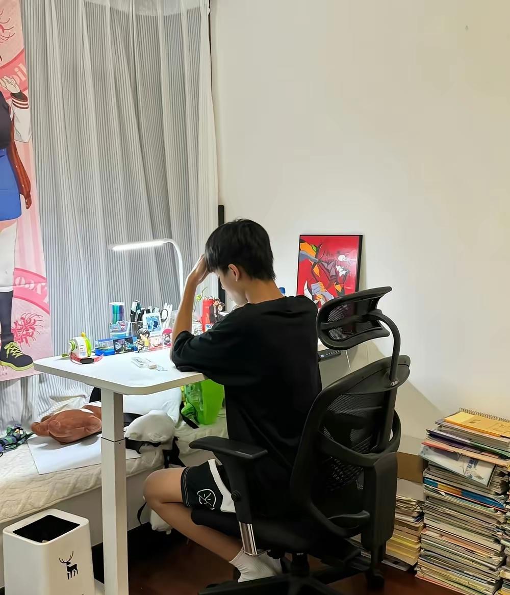 这个时代真荒唐！孩子熬到脱发算努力，父母逼出抑郁症叫负责。初三的书桌前一