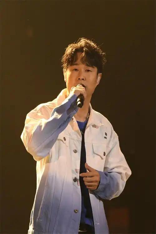 小沈阳这辈子没这么头疼过。一场舞蹈，强度极低的表演，抬个手走两步，大部分时间