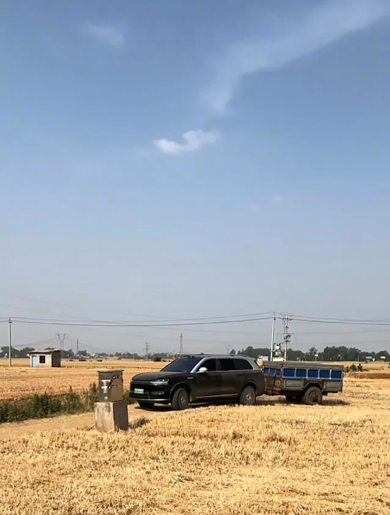 问界M9车主解锁新技能——开车去收麦子近日，问界M9再一次火了