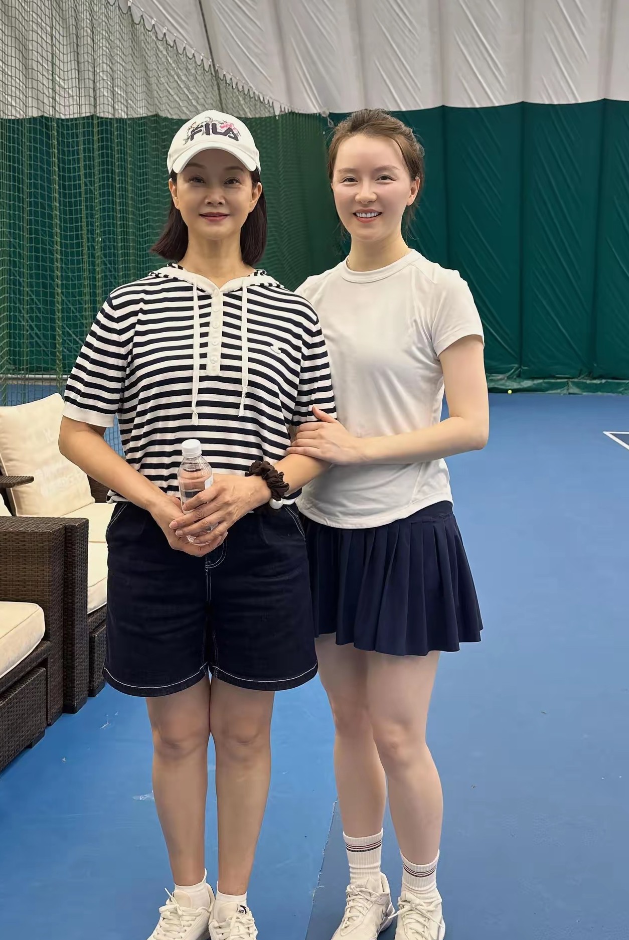 宋祖英旁边女士是谁，非常有气质