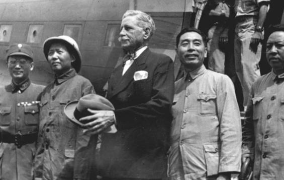 毛泽东在赫尔利等陪同下飞赴重庆，到机场后，前来迎接的周至柔指着一辆崭新的篷车说：