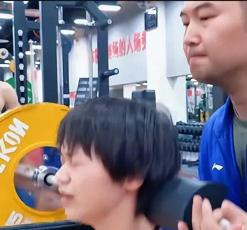 全红婵以“奥运体型”冲刺十五运会，减重见效，何威仪再执掌教鞭。广州十五运会开幕