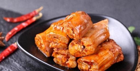 绝味鸭脖两年关店超5200家，日均关停7家。十年前卤味三巨头的红色招牌铺满全国