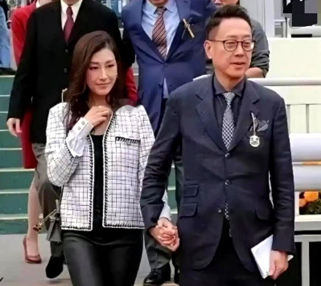 每月领200万，许晋亨把全港的笑话过成了童话。当年他甩了赌王千金何超琼，顶着