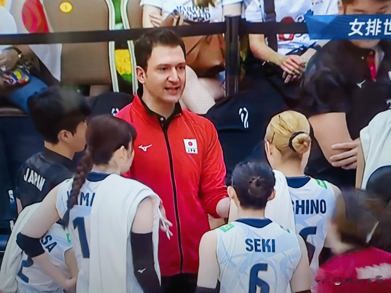 日本女排的主教练是谁？这位主教练太厉害了，面对世界强队巴西队，在