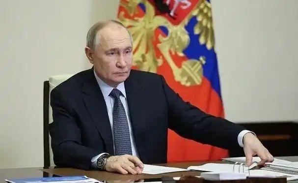 为什么说，中国真得防着点俄罗斯？普京现在已经70多岁了，一旦他卸任后，俄罗斯在上