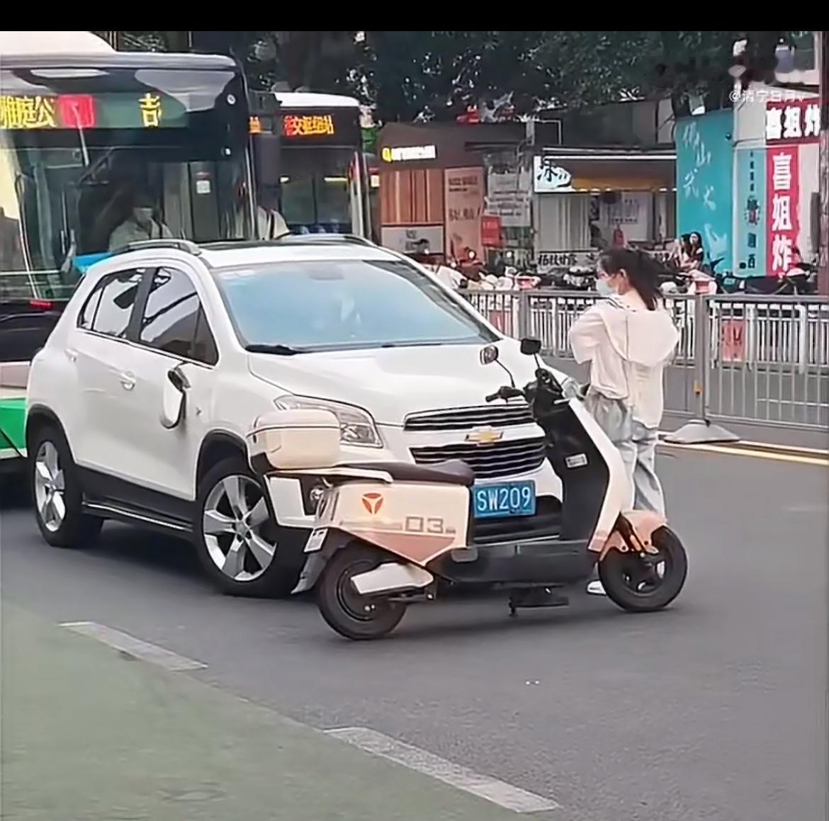 佛山街头这名小仙女疑似因为不满后面的车鸣笛，直接把自己的雅迪电瓶车横在了车前，宣