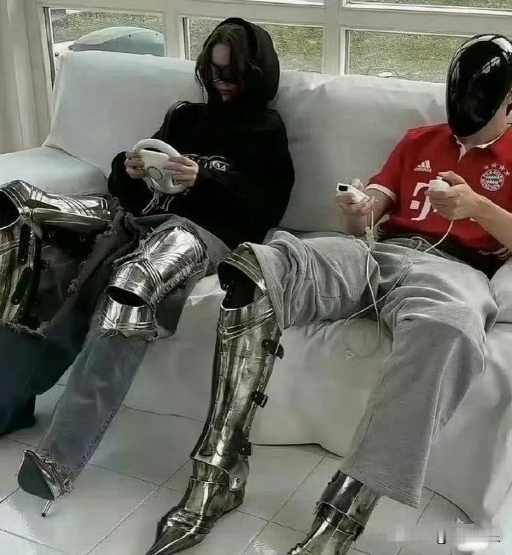 巴黎世家果然不坑穷人，因为其设计让人看不懂