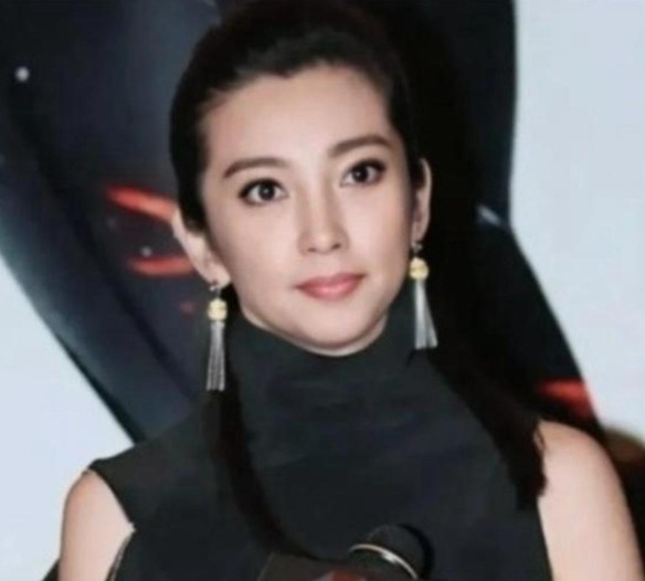 2009年，李冰冰打算出12万月薪招保姆。有个保姆去应聘，把菜洗了好多遍才拿给李