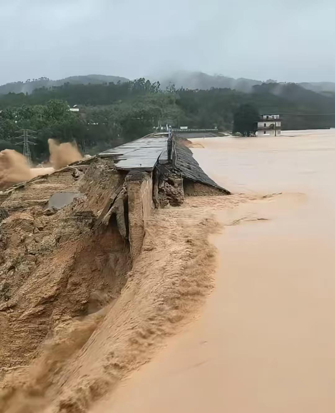 广西洪水带给我们的8条人生启示连日台风暴雨席卷广西，数十条河流超警戒水位，