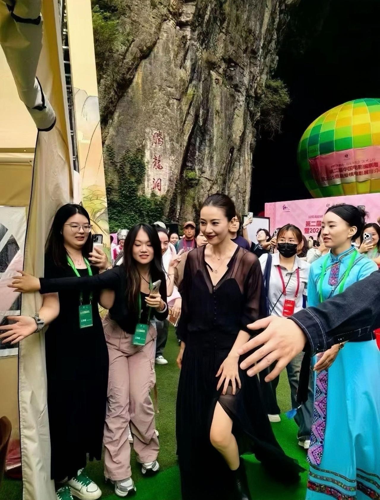 近日，高圆圆现身恩施利川参加活动，一袭黑色长裙，扎着丸子头，端庄大方又知性美。