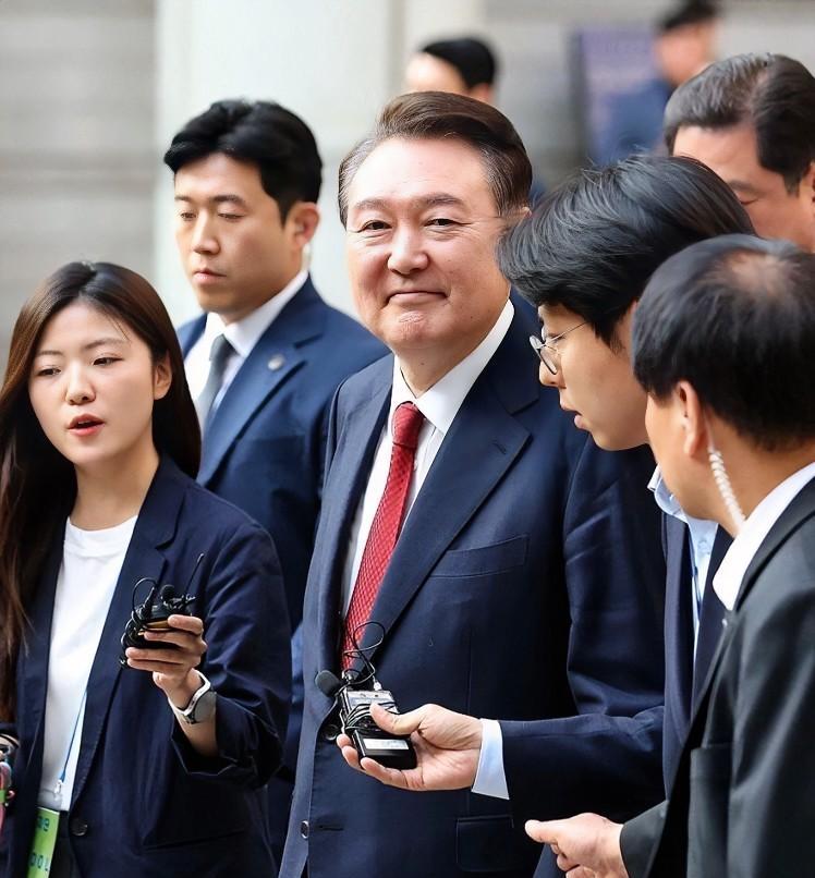 尹锡悦天塌了当地时间6月24日，尹锡悦再度传来不利消息，其妻子金建希的硕士学位
