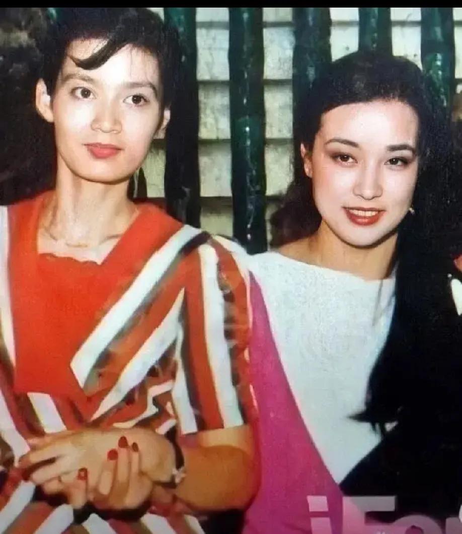 图一刘晓庆和潘虹的穿着很鲜亮，那时的两人青春靓丽，是受人欢迎的当红女明星。图二