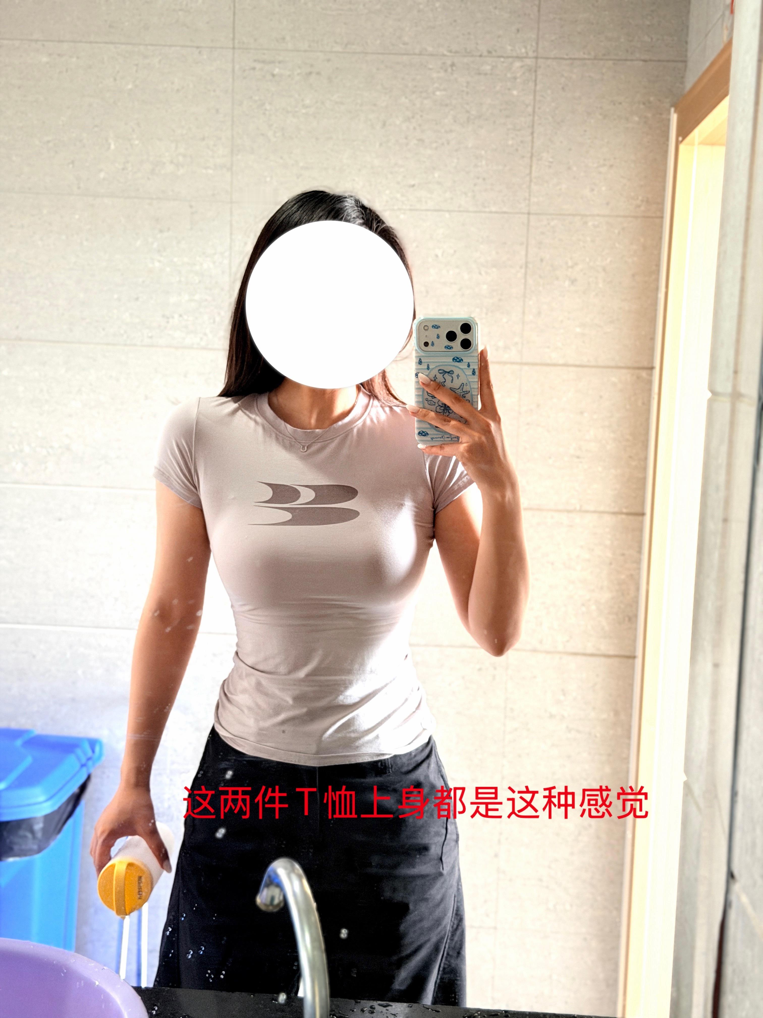 哎呀我真的买到好东西就忍不住告诉所有人我夏天喜欢穿正肩紧身包裹感强又透气的T