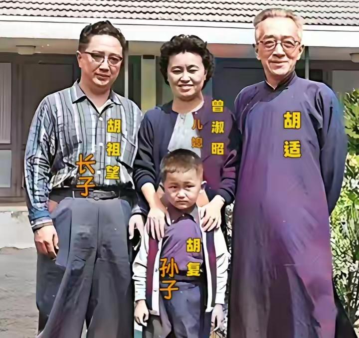 看到60年代那张胡适在台北住宅前和家人的合影，胡适一袭长衫，气质儒雅，仿佛穿越回