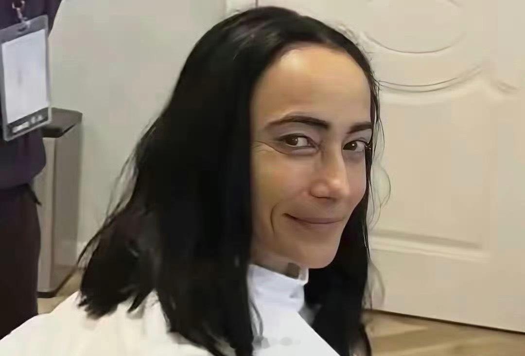 吴彦祖晒出和老婆的合照，看样子像是在陪着老婆理发。