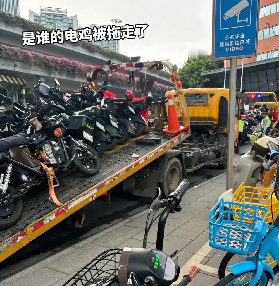 油轮被扣，和电动车被拖走是不是一样的心情?一样的难受?面对真正的强者，只能忍着
