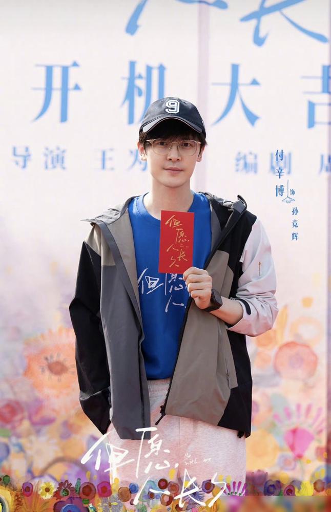 他头发被剪了！全网疯传表情包！张晚意发文：还好不是自己的头发。他剧中角色孙竟