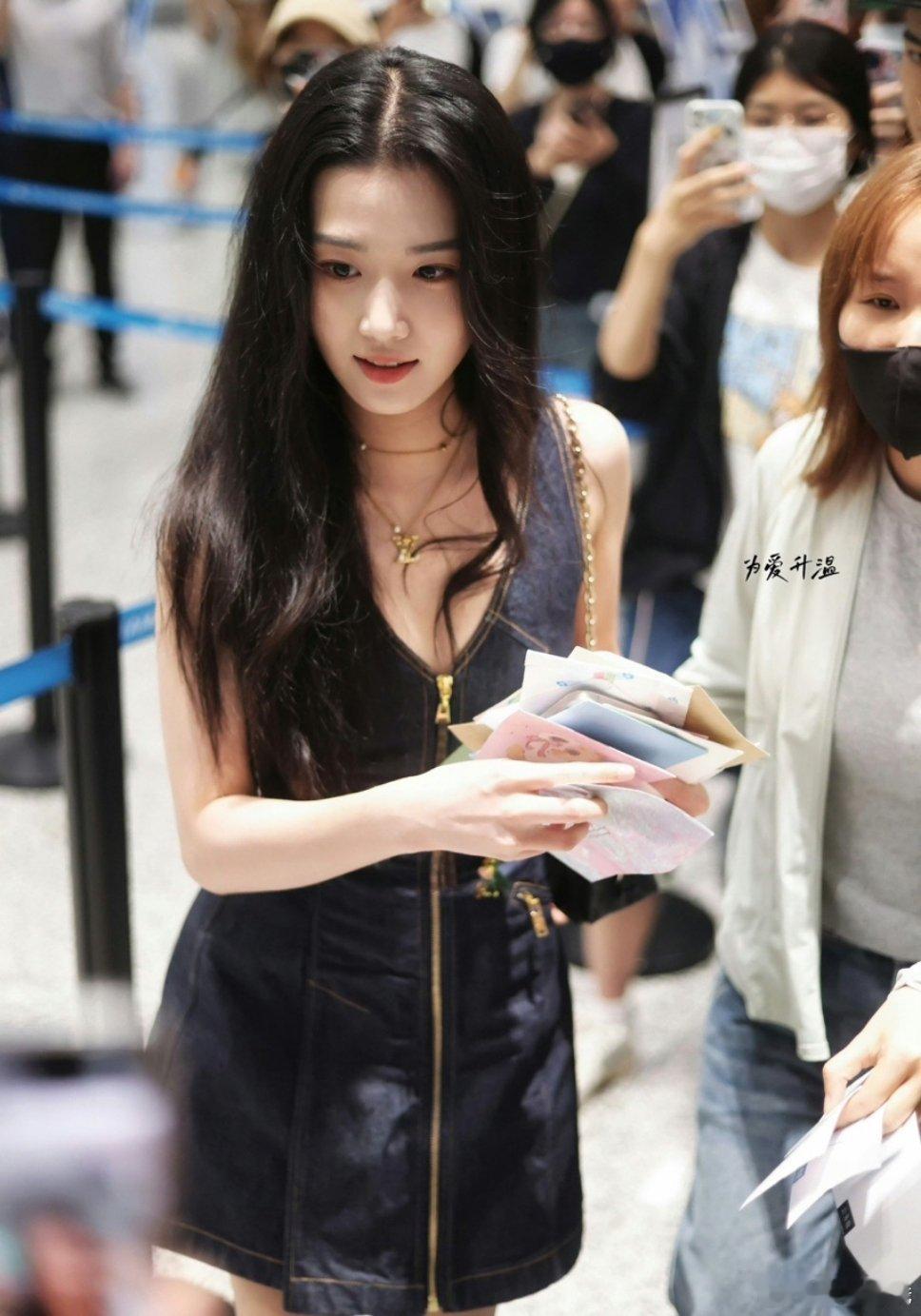 噜噜晓机场路透太美了！好想拥有这么美的女儿👧🏻😙😙​​​
