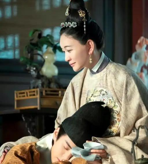 1462年，十五岁的朱见深与乳娘共浴。沐浴的氤氲水汽中，年少的朱见深正经