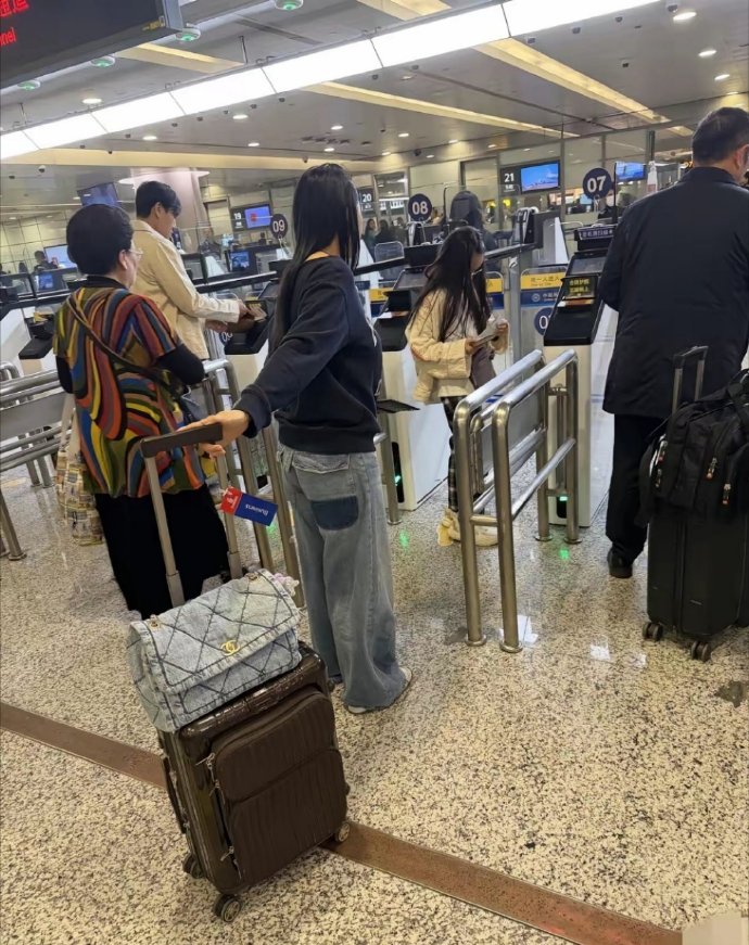 伊能静一家近日结束了马尔代夫的度假回国，9岁的女儿米粒表现出色，不仅能独立过关，