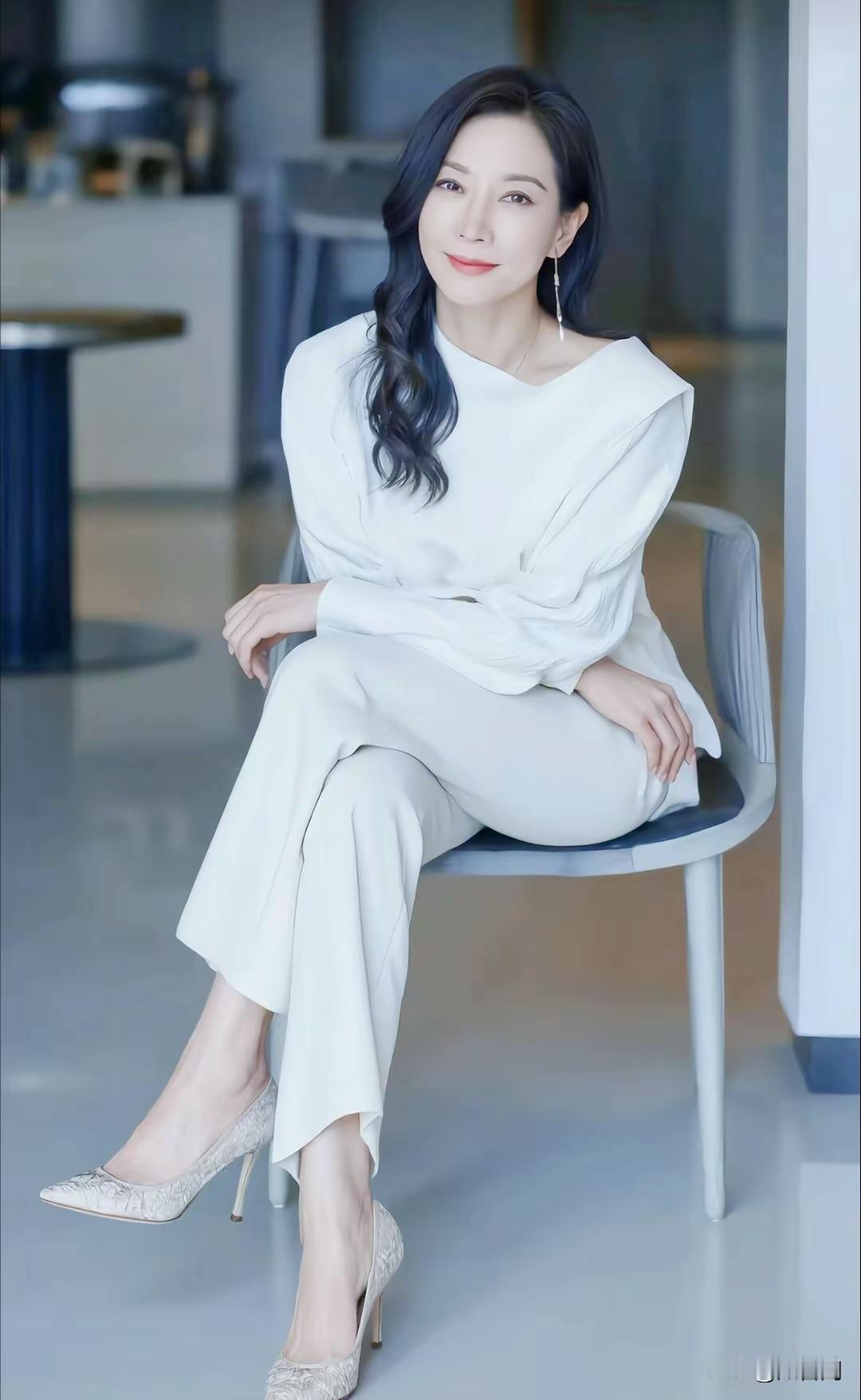 把所有心思、心力放到提升自己身上，不刻意去关心别人，你会越来越快乐。