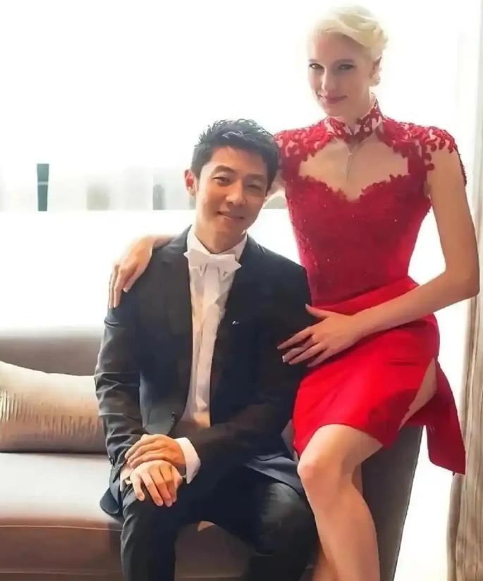 2016年的一场节目中，主持人问撒贝宁：“你跟老婆平时用什么语言交流？”撒贝宁一