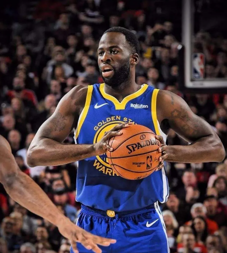 追梦格林这赛季应该要被交易了从勇士最近爆出的交易流言寻求篮网克拉克斯顿，开拓者