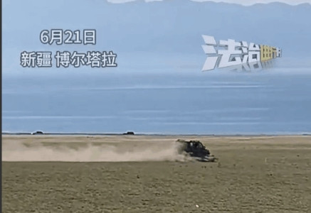 赛里木湖男子驾驶黑色坦克300，违规漂移破坏草坪，最终被路人拍下举报，罚款7-20万